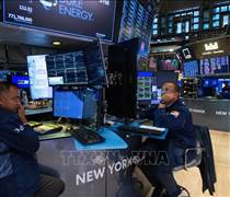 "Người anh em" Dow Jones tăng hơn 400 điểm