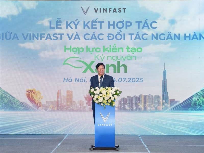 VIC: Vinfast và 12 ngân hàng, tổ chức tài chính chung tay hỗ trợ người dân Hà Nội chuyển sang xe điện