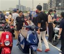 VIC: Cuối tuần, hàng ngàn người dân TP HCM mang xe xăng đi đổi xe máy điện