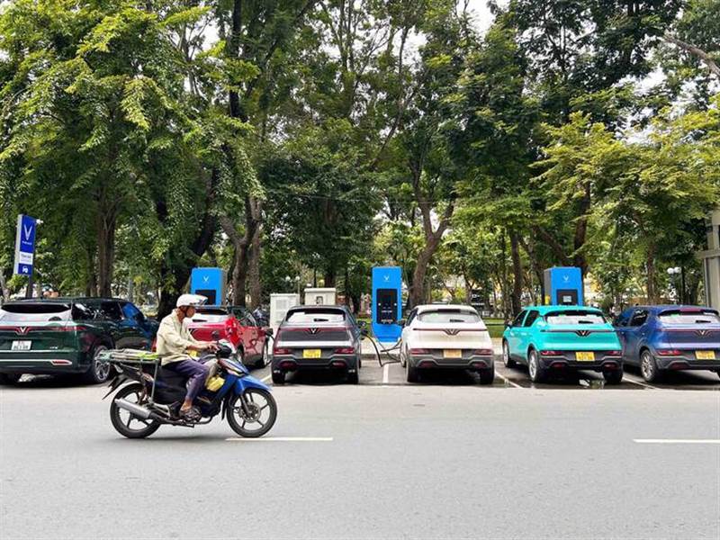 Trạm sạc xe điện nở rộ tại TPHCM