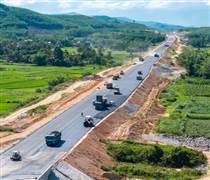 3.100 người, 1.150 thiết bị làm ngày đêm, liên danh Đèo Cả quyết tâm vượt tiến độ dự án lớn nhất cao tốc Bắc - Nam theo chỉ đạo của Thủ tướng