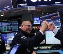 Dow Jones bứt phá gần 500 điểm, S&P 500 và Nasdaq lập đỉnh mới nhờ kỳ vọng Fed hạ lãi suất