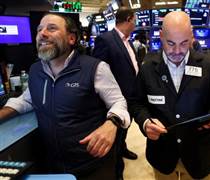 Chứng khoán Mỹ tăng dựng đứng, Dow Jones nhảy vọt 900 điểm, xác suất Fed cắt giảm lãi suất ﻿tháng tới trên 90% sau phát biểu của ông Powell