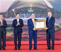 Vì sao gia đình doanh nhân nổi tiếng Việt Nam chuộng cà vạt màu vàng: Khám phá ý nghĩa sâu xa
