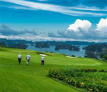 1 sân golf ở Việt Nam có vị trí nhìn thẳng ra vịnh biển, cách trung tâm hơn 10 phút di chuyển, được tạp chí Mỹ khẳng định: Đẹp top 3 thế giới