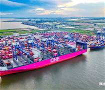 Siêu tàu màu hồng lớn nhất từ trước đến nay cập cảng miền Bắc Việt Nam: Ai đứng sau?