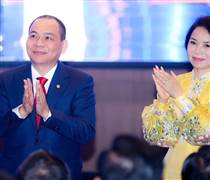 VIC: Vingroup lập kỷ lục chưa từng có trong lịch sử VN, tỷ phú Phạm Nhật Vượng và vợ nhận tin vui cùng 1 ngày