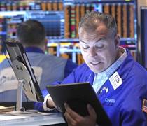 Phố Wall lao dốc, vàng sụt giảm khi kỳ vọng lãi suất thấp gặp bất ổn vĩ mô