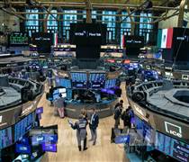 Chứng khoán thanh khoản rơi sâu dù một số cổ phiếu vẫn trụ vững