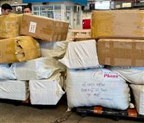 Vietnam Airlines vận chuyển đến Huế nhu yếu phẩm, thuốc men hỗ trợ vùng lũ