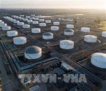 Giá dầu trượt dốc dưới sức ép từ nguồn cung và đồng USD mạnh