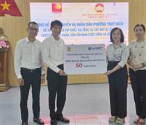 Tổng Công ty Hàng hải Việt Nam và Cảng Đà Nẵng chia sẻ yêu thương với đồng bào Miền Trung ruột thịt 