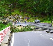 Đơn vị nào chịu trách nhiệm 'vá' vết nứt kéo dài trên đường đèo Prenn?