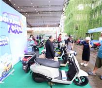 Chồng gần 70 tuổi hào hứng chở vợ đến Việt Nam Xanh để 'đổi xe xăng lấy xe điện'