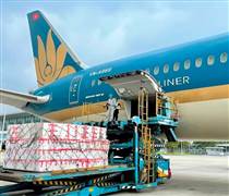 Vietnam Airlines tiếp tục vận chuyển miễn phí hàng hóa hỗ trợ đồng bào vùng lũ miền Trung