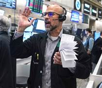 Phố Wall bứt phá đầu tuần nhờ kỳ vọng Fed sớm hạ lãi suất