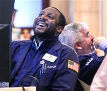 "Người anh em" Dow Jones bật tăng 660 điểm nhờ kỳ vọng Fed giảm lãi suất