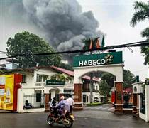 BHN: Cháy tại Nhà máy bia Hà Nội, cột khói đen bốc ngùn ngụt