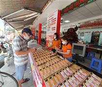 Tỷ lệ tiêu thụ vé đạt gần 99%, các công ty xổ số khu vực miền Nam được 'thưởng nóng' dịp Tết