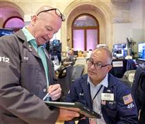 Kỳ vọng xoay trục chính sách từ Fed đẩy Phố Wall áp sát đỉnh lịch sử