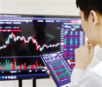 Chuyên gia: Chứng khoán đối mặt với nhiều lực cản, nhà đầu tư cần thận trọng