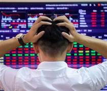 VN-Index giảm mạnh nhất châu Á, nhà đầu tư nên làm gì?