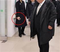 Em gái Chủ tịch Triều Tiên dùng điện thoại gập của Trung Quốc?