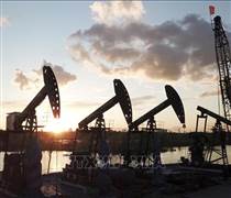 Đà lao dốc của giá dầu tiếp tục kéo dài