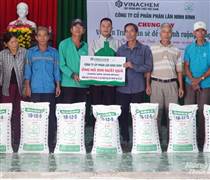 NFC: Công ty CP Phân lân Ninh Bình tặng quà cho đồng bào lũ lụt