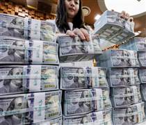 Đồng USD tiếp tục chịu áp lực giảm giá