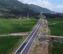 Cao tốc Vân Phong - Nha Trang vá mặt đường trước ngày khai thác