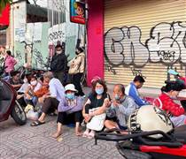 Xếp hàng chờ mua vàng nhẫn đầu năm 2026