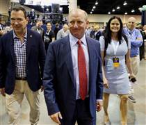 Greg Abel: Người kế nghiệm Warren Buffet, khởi nghiệp từ… bán ve chai