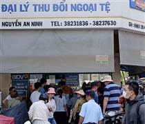 Người dân đổi USD ở đâu để tránh bị phạt nặng?