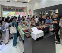 Giá bạc cao, cửa hàng đông, bán không giới hạn