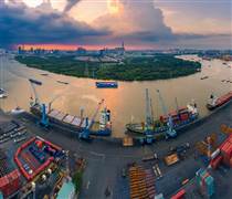 Doanh nghiệp tên tuổi dồn dập bán vốn