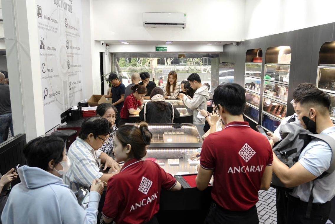 Giá bạc trong nước bật tăng, nhiều người đổ xô đi mua