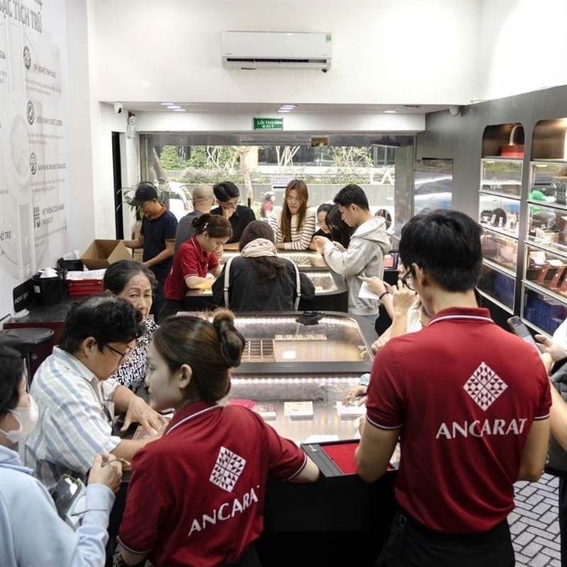 Giá bạc trong nước bật tăng, nhiều người đổ xô đi mua