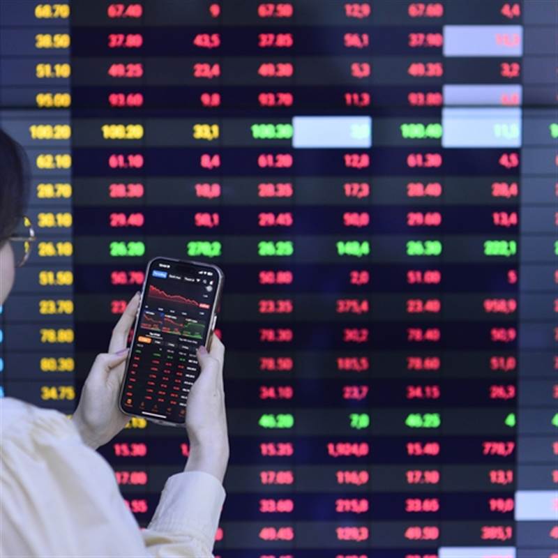 Vì đâu áp lực chốt lời xuất hiện mạnh ở vùng 1.900 điểm?