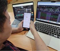VN-Index ngắt chuỗi tăng mạnh, nhà đầu tư lo khi “đu đỉnh" cổ phiếu vốn hóa lớn
