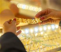 Thấy gì từ nghịch lý giá vàng trong nước khi thế giới áp sát 5.000 USD/ounce?