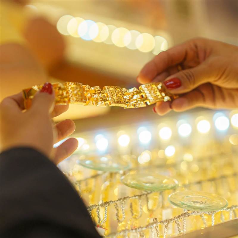 Thấy gì từ nghịch lý giá vàng trong nước khi thế giới áp sát 5.000 USD/ounce?