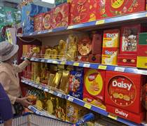 Sắm Tết trên mạng lên ngôi, cửa hàng truyền thống dè dặt sức mua