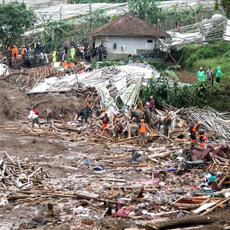 Tìm kiếm trên 80 người mất tích trong vụ lở đất tại Indonesia