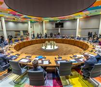 Cuộc chơi không cân xứng