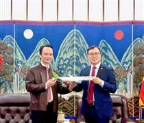 Thạc sĩ Trịnh Văn Quyết khiến giới đầu tư ngỡ ngàng khi bất ngờ xuất hiện tại Đại sứ quán Hàn Quốc