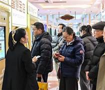 Giá vàng tăng vọt, dân Trung Quốc xếp hàng đổi trang sức qua máy tái chế tự động