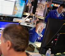 Phố Wall chao đảo vì cổ phiếu công nghệ; giá vàng, bạc hồi phục mạnh