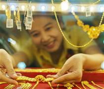 Giấy đặt chỗ, số thứ tự mua vàng được rao bán với giá tiền triệu