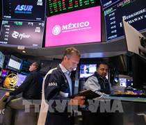 Dow Jones áp sát mức đỉnh lịch sử, cổ phiếu công nghệ tiếp tục bị bán tháo vì nỗi lo AI